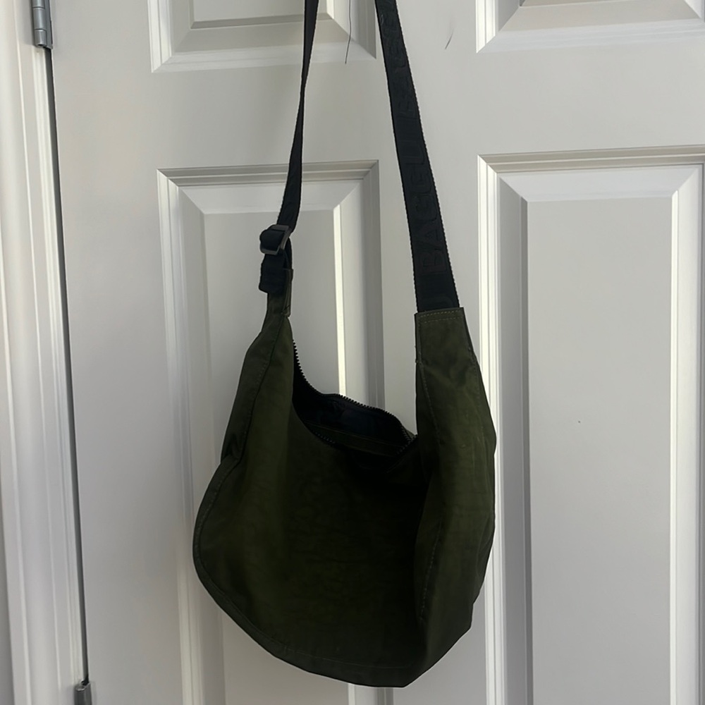Medium crescent baggu